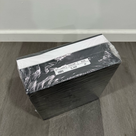 New Heeled Black Boots mid calf - Picture 4 of 4